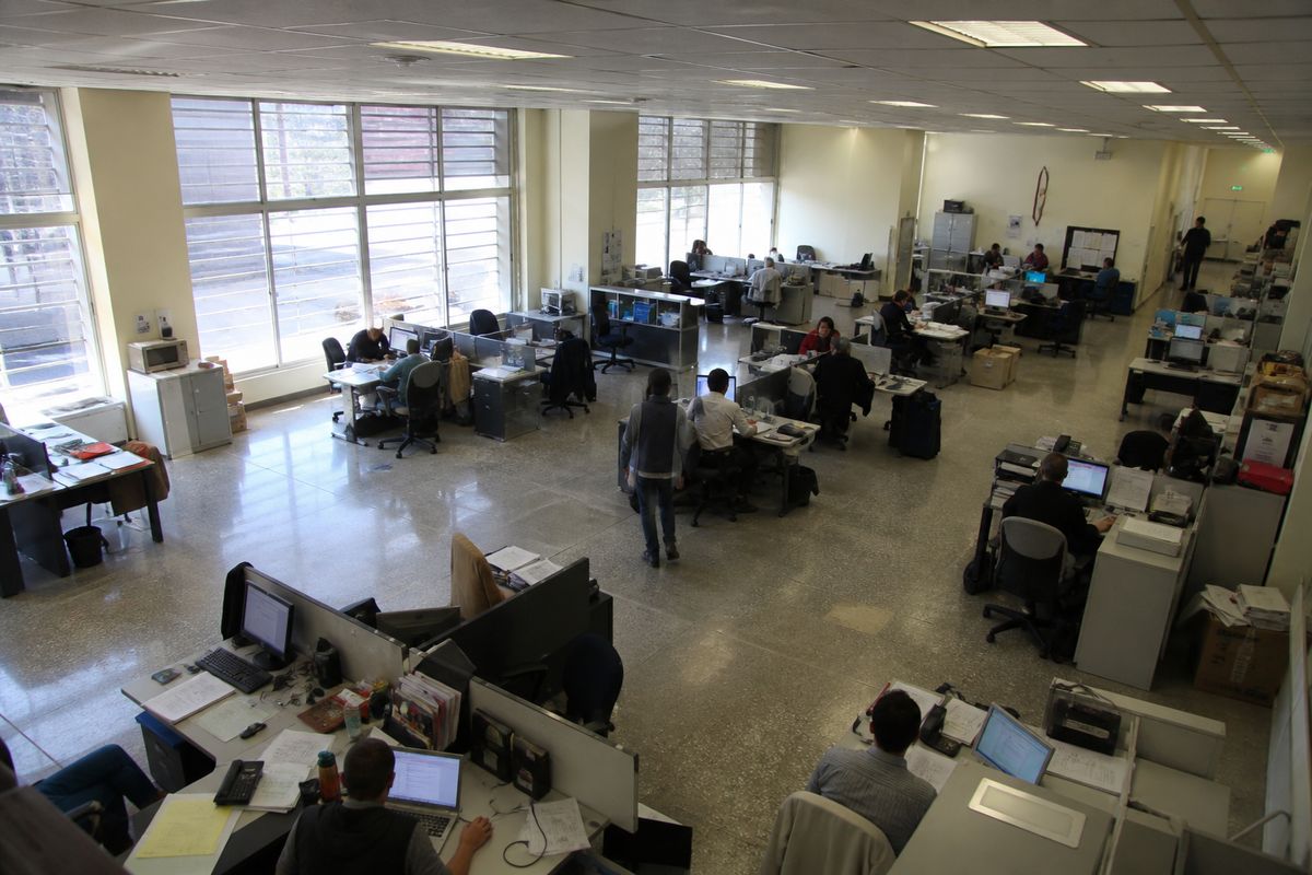 Oficina operando con normalidad, vista desde arriba, durante una jornada sin incidentes